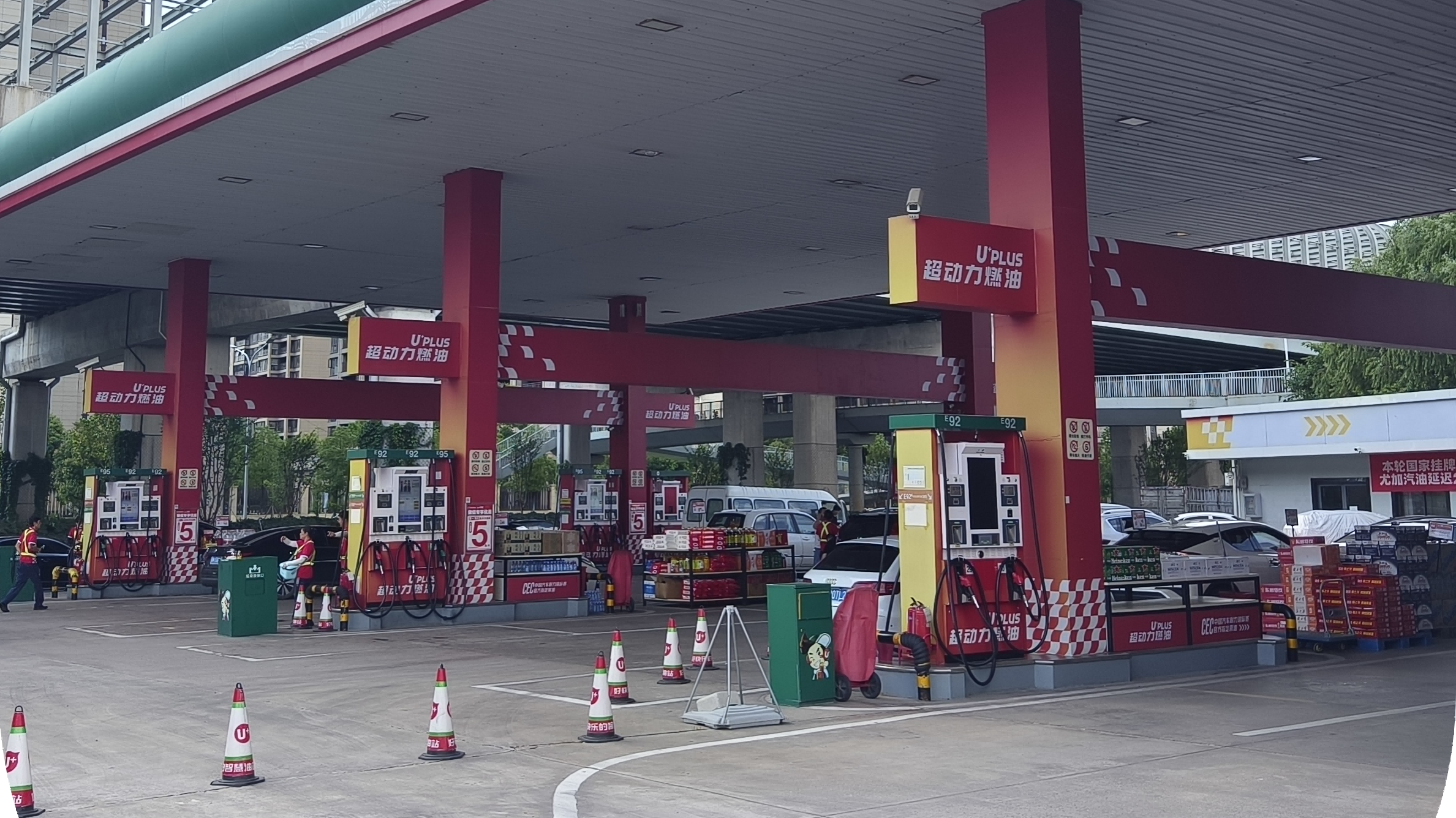 武漢某加油站油罐機(jī)械清洗項(xiàng)目，保障運(yùn)營(yíng)不間斷